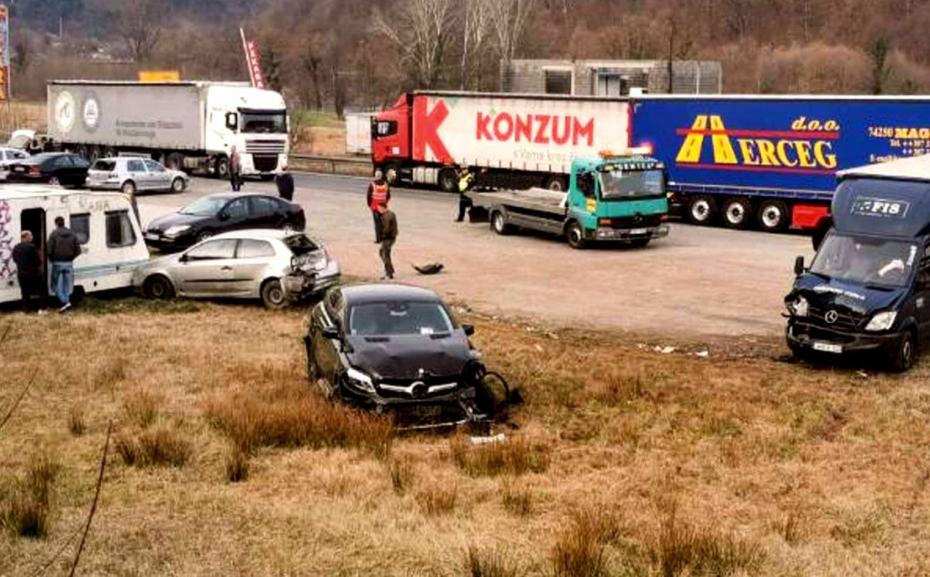 Teška prometna nesreća u Žepču, troje ozlijeđeno