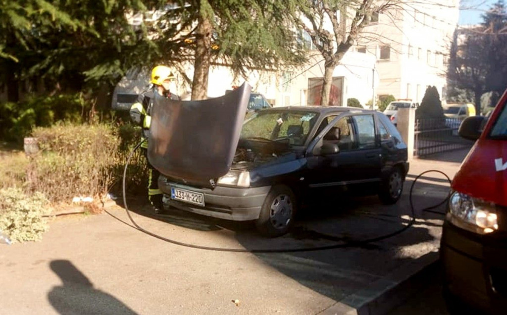 MOSTAR Požar na osobnom automobilu u Dubrovačkoj ulici