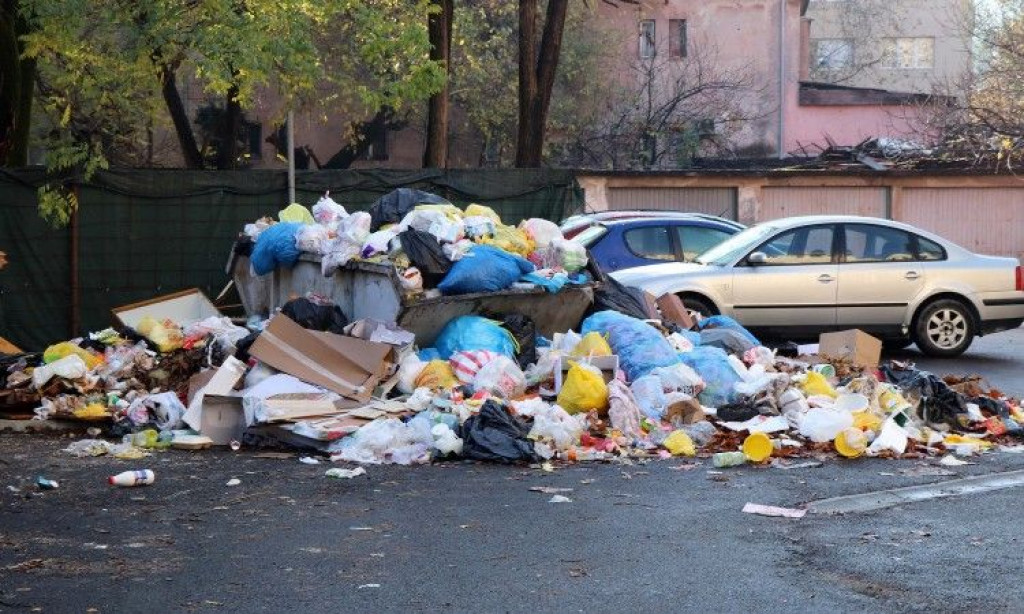 Smeće se gomila na mostarskim ulicama, novi sastanak tek 3. ožujka