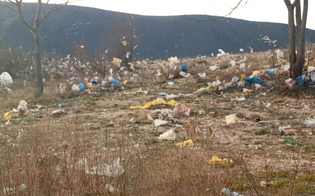 DEPONIJA UBORAK Bura raznosi smeće u pravcu grada