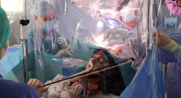 Žena svirala violinu za vrijeme operacije tumora na mozgu