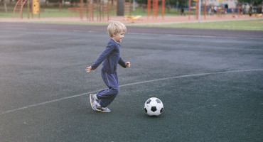 Dijete lopta