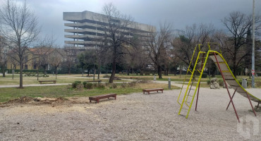 SIGURNOST DJECE Djelatnici Komunalnog poduzeća uklonili stablo u blizini igrališta za djecu