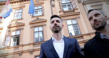 9 SUDACA ZA, 4 PROTIV Ustavni sud u Hrvatskoj rekao da gay osobe mogu udomiti djecu