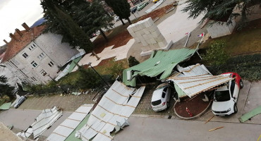 ORKANSKI VJETAR NE BIRA HT Eronet ostao bez krova u Grudama