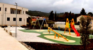 Župnik izgradio dječje igralište pored crkve