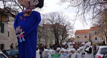 Na karnevalu u Imotskom spalili figuru gej para s djetetom