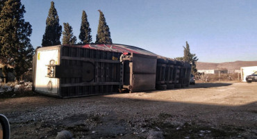 Olujni vjetar prevrnuo dva kamiona s prikolicom na Bišću polju