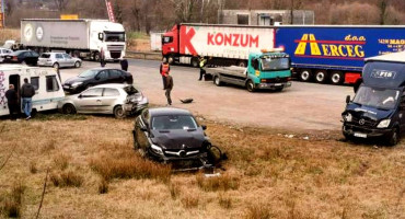 Teška prometna nesreća u Žepču, troje ozlijeđeno
