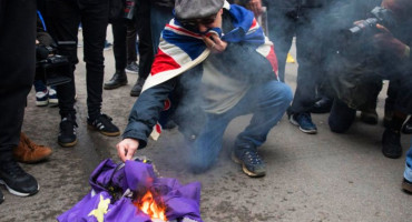 Britanci proslavili izlazak iz Europske unije, palili EU zastave