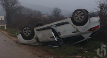PROMETNA NESREĆA U HODBINI Prevrnuo se automobil, jedna osoba ozlijeđena