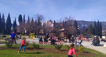 Mostarci iskoristili lijepo vrijeme za šetnju parkom Zrinjevac