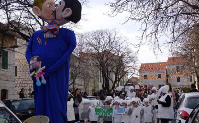 Na karnevalu u Imotskom spalili figuru gej para s djetetom
