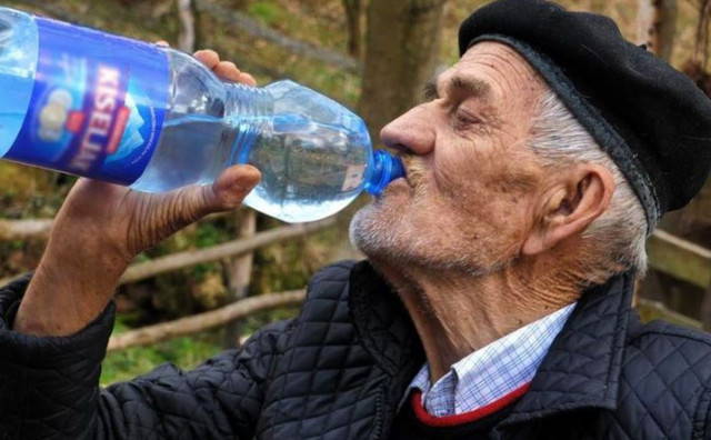 87-godišljak dnevno pije 10 litara vode, nekada je pio 30 litara