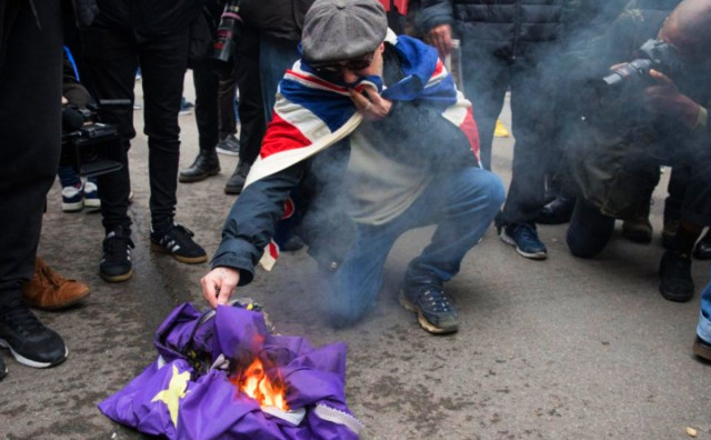 Britanci proslavili izlazak iz Europske unije, palili EU zastave