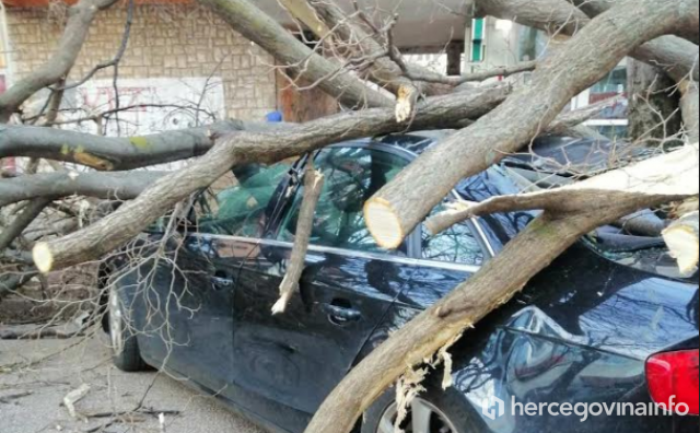 Vjetar oštetio više automobila u Mostaru