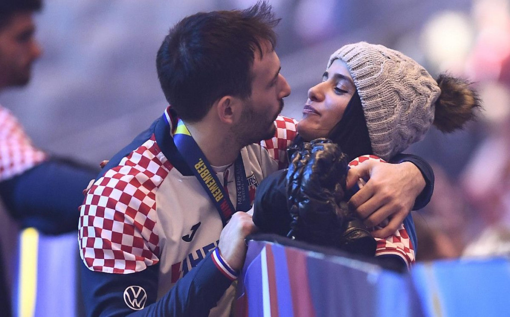 LJUBAV U DOBA KORONE Igor Karačić zaprosio predivnu Makedonku