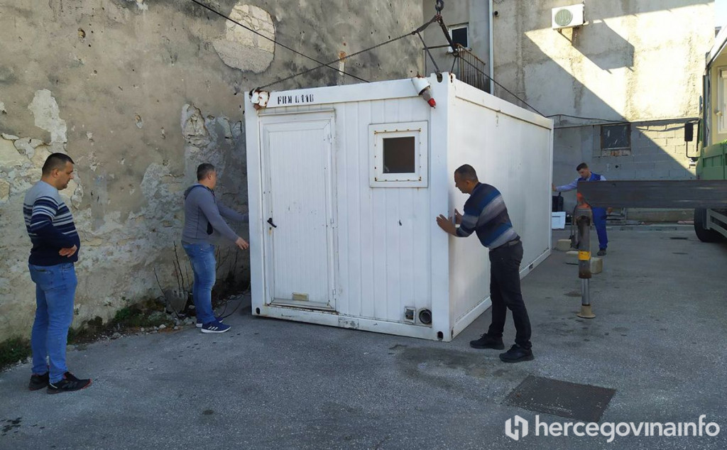 PREVENTIVNE MJERE Postavljeni prijenosni kontejneri ispred Doma zdravlja