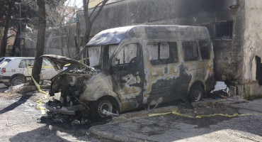 U požaru kraj mostarske tržnice izgorio putnički kombi
