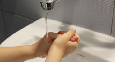 DJEVOJČICA IZ MOSTARA U našoj školi su se tako prepali korone da su stavili sapun u wc