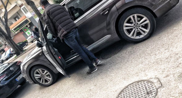 Sergej Ćetković 'ulovljen' u kupnji ruža ispred mostarskog hotela