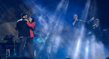 ROMANTIKA U KOSAČI Budući mladenci zaplesali na bini dok im je Ćetković pjevao 'Ljubav'