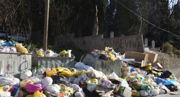 Iako je Uborak odblokiran, neka naselja zatrpana smećem