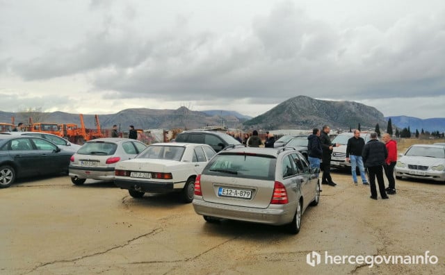 TIČE SE I NJIH Mještani Jasenice i Rodoča blokirali istovar smeća