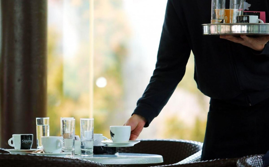 Urnebesna fotografija kafenisanja iz Mostara