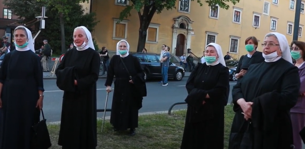 Časne sestre pred katedralom pjevale 'Zdravo Djevo, kraljice Hrvata'