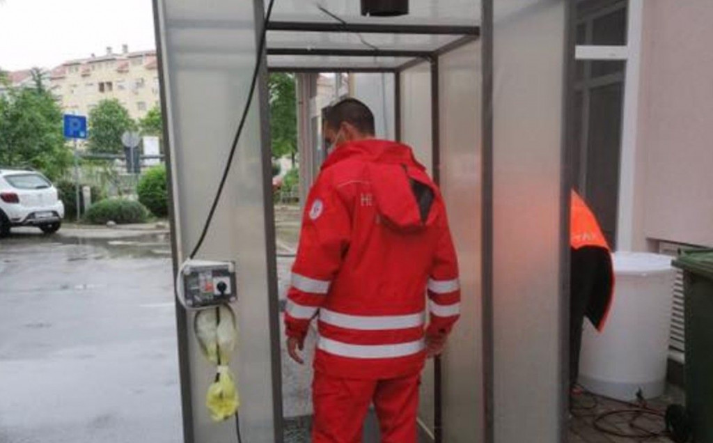 DONACIJA MOSTARSKE TVRTKE Ispred Doma zdravlja Mostar postavljen dezinfekcijski tunel