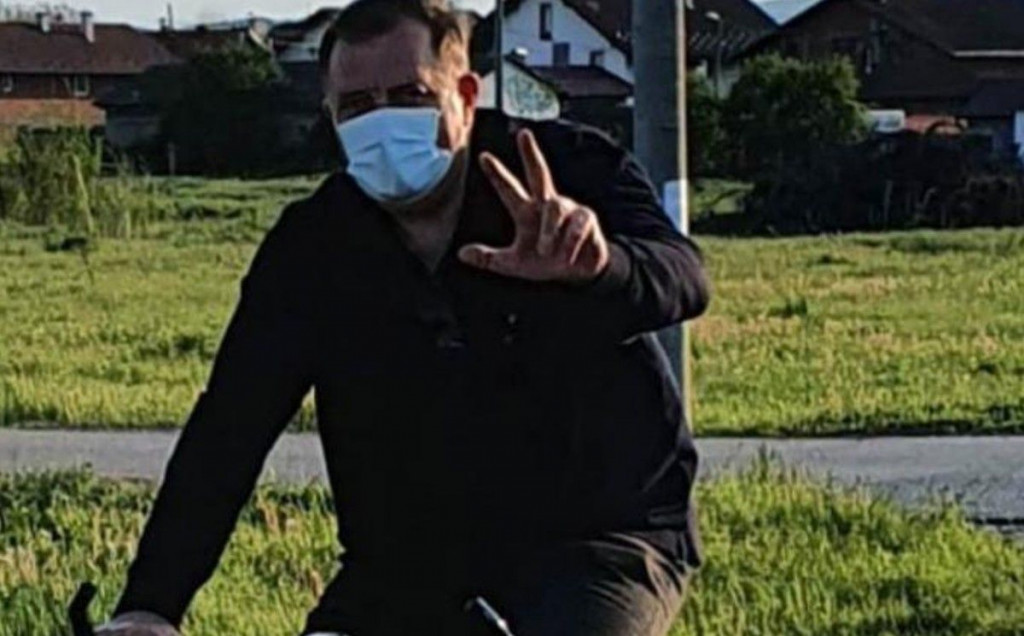I DODIK SE OPUSTIO Vozao se kroz selo s biciklom