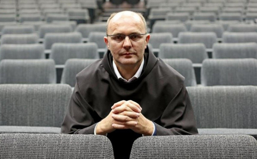 FRA MARIO KNEZOVIĆ Tko je kriv - fratar ili novinarka?