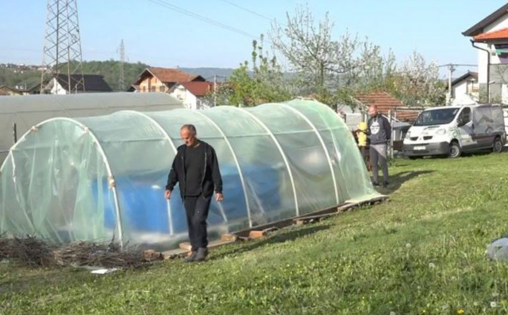TATA GENIJALAC Mlada plivačica trenira u plasteniku