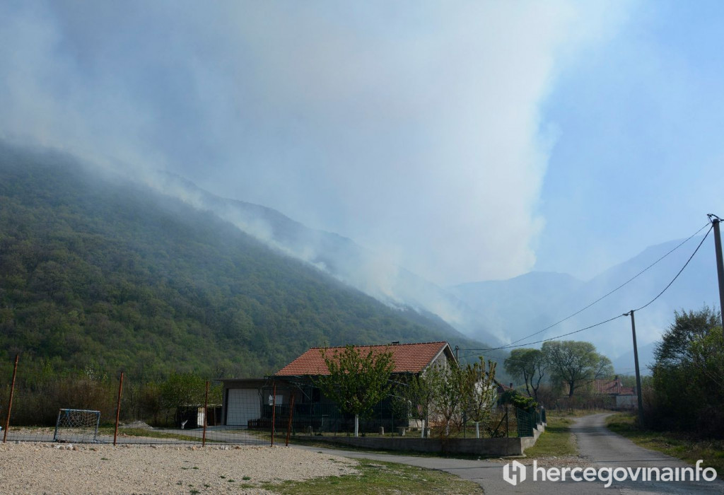 Požar u Kutilivaču i dalje aktivan, vatrogasci zatražili pomoć Oružanih snaga
