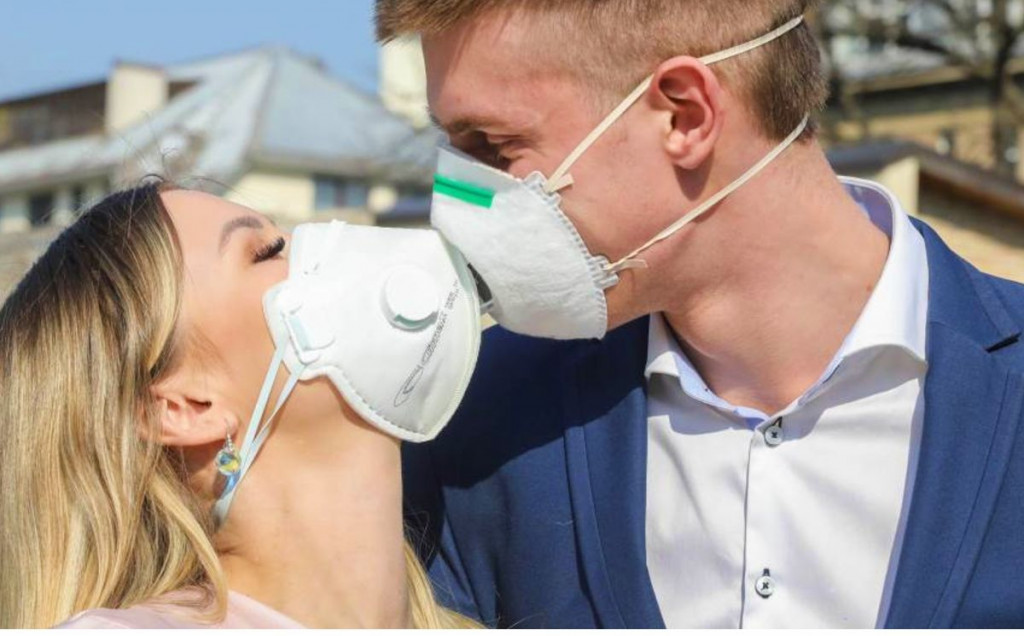 LJUBAV U DOBA KORONAVIRUSA Parove na njemačko-švicarskoj granici razdvaju preko ograde