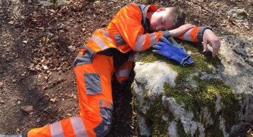 LJUDINO Nakog gašenja požara u Hercegovini mladi nogometaš iscrpljen zaspao na zemlji