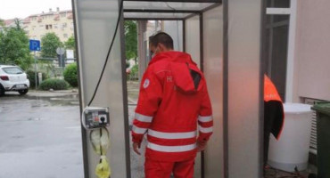 DONACIJA MOSTARSKE TVRTKE Ispred Doma zdravlja Mostar postavljen dezinfekcijski tunel