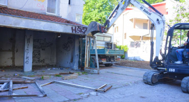 U tijeku rušenje dva nelegalna objekta na Starom Veležovom, ukupno za rušenje njih 17-18