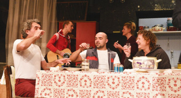 IZ UDOBNOSTI KAUČA Pogledajte online predstavu “Gnijezdo'