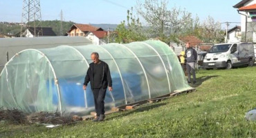 TATA GENIJALAC Mlada plivačica trenira u plasteniku