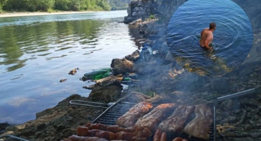 KUPANJE U NERETVI SE NASTAVLJA Manje nas je od deset, do roštilja i po gemišt dolazimo jedan po jedan
