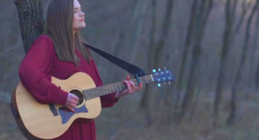 JELENA SKOKO Svaki čovjek u jednom trenutku svoga života se među mnogo prijatelja osjeća sam