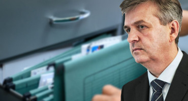 DOK ČEKAJU POMOĆ Poslodavci dijelili otkaze i kao pomoć radniku