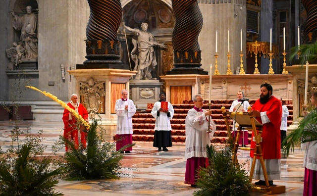 Papa služio misu na Cvjetnicu u praznoj bazilici sv. Petra