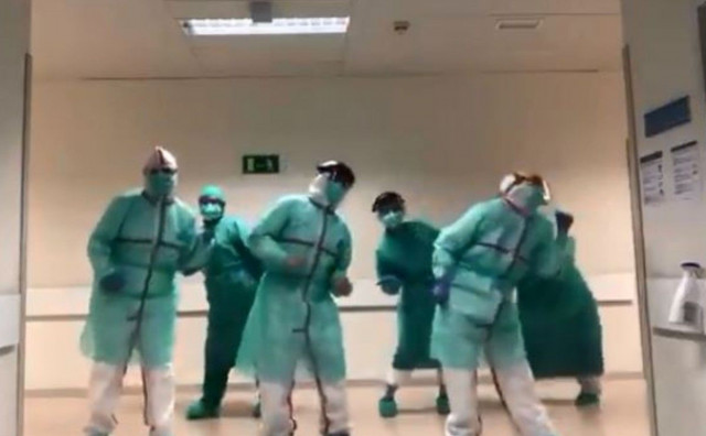 POZITIVAN DUH Iscrpljeni medicinari iz Španjolske smogli su snage za ples