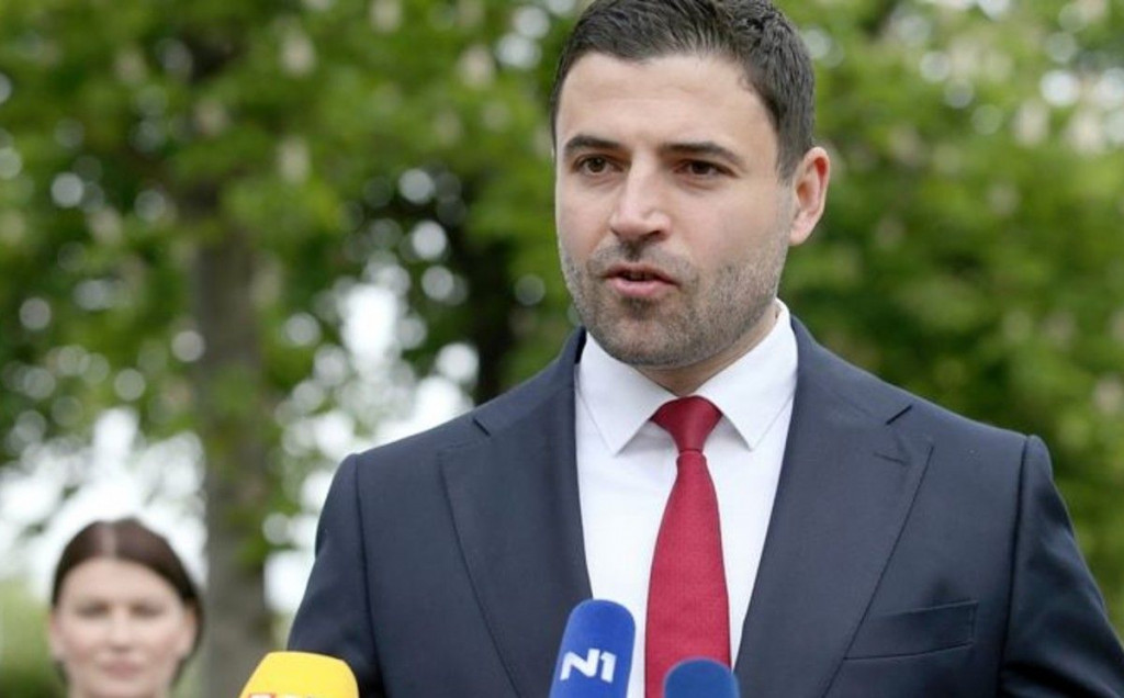 MILANOVIĆ ĆE POLUDJETI Pogledajte uz kakvu je zastavu Bernardić položio vijenac u Borovu Selu