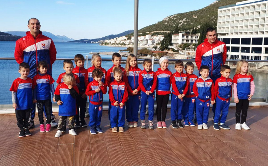 NEUMSKI VATERPOLO Natječu se u hrvatskoj ligi, treniraju u hotelskom bazenu i moru