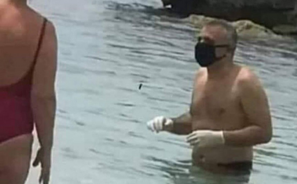 ZA SVAKI SLUČAJ Pogledajte kakav je ušao u more na prvom ovosezonskom kupanju