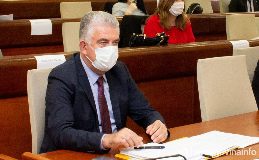 Na inicijativu HDZ BiH mladi u SBŽ-u oslobođeni poreza, u HNŽ-u plati pa se žali